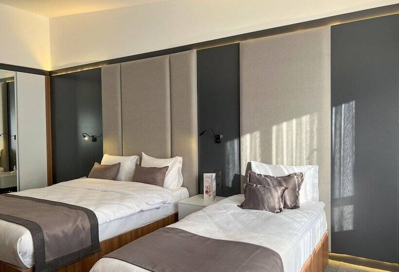 Отель Sera Lake Center