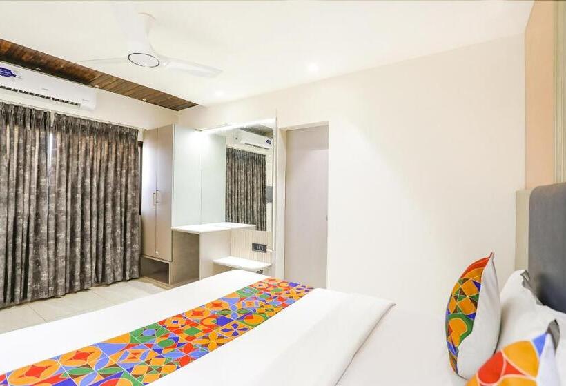 בית מלון כפרי Shirdi Park Inn