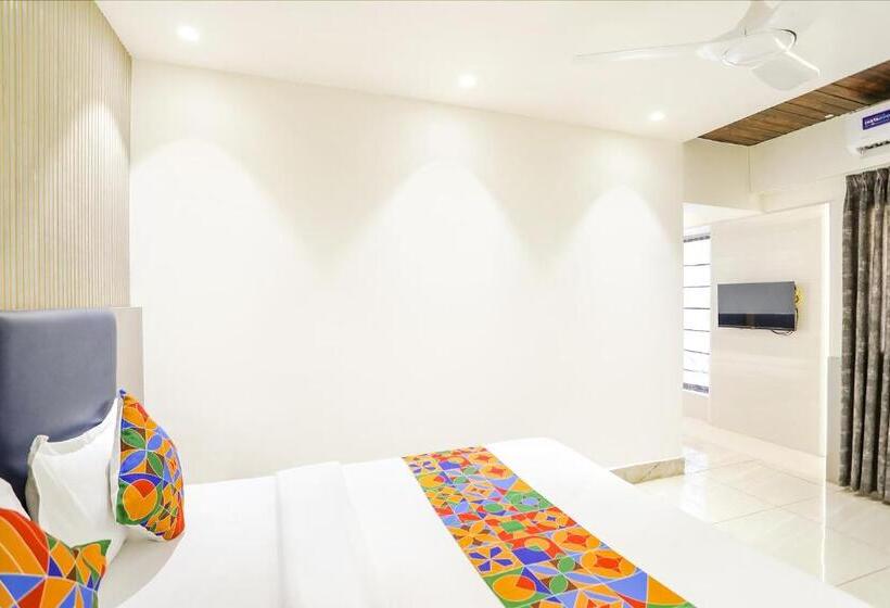 בית מלון כפרי Shirdi Park Inn