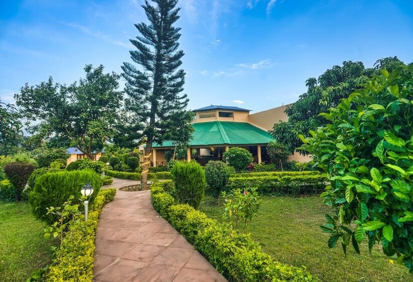 בית מלון כפרי Tusk And Roar Corbett Resort