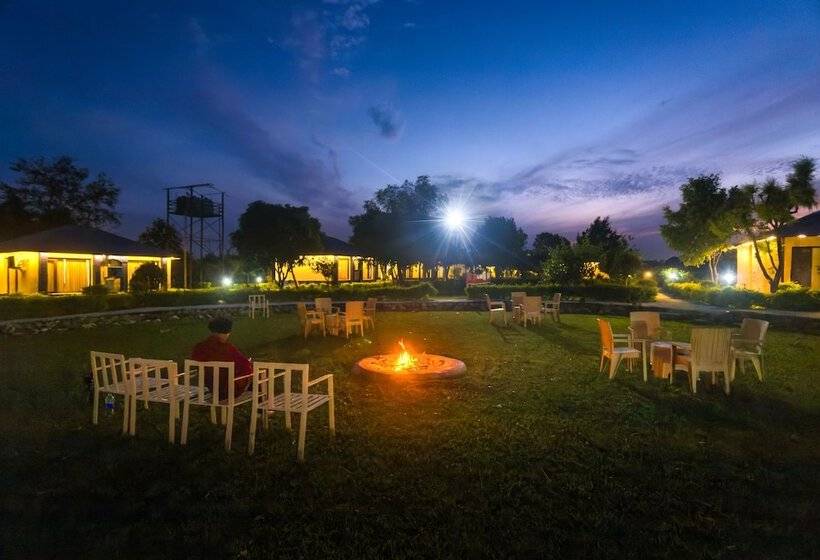 בית מלון כפרי Tusk And Roar Corbett Resort