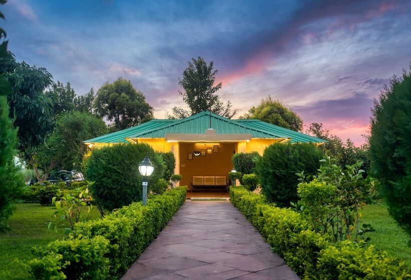 בית מלון כפרי Tusk And Roar Corbett Resort