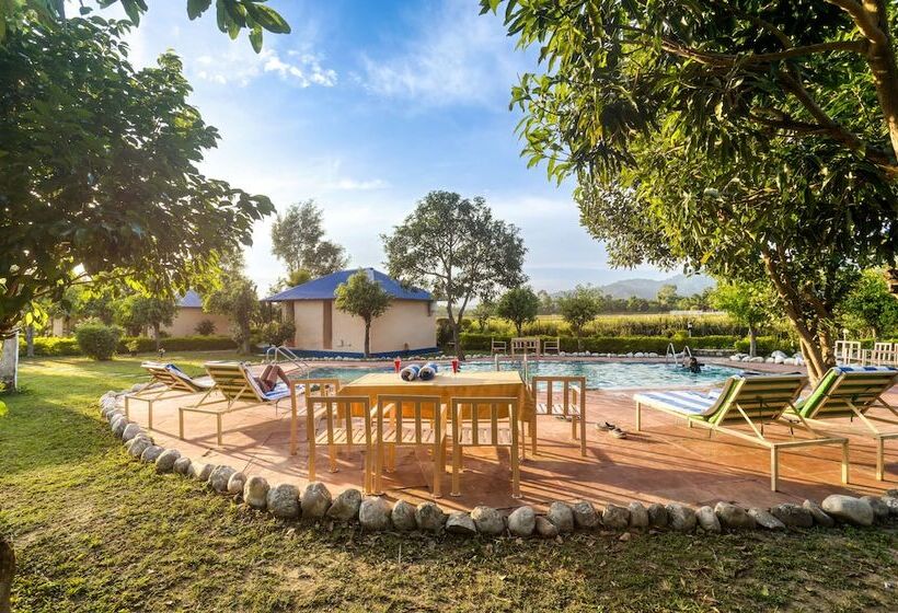 בית מלון כפרי Tusk And Roar Corbett Resort