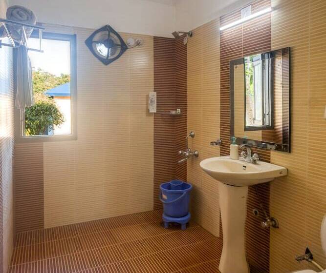 בית מלון כפרי Tusk And Roar Corbett Resort