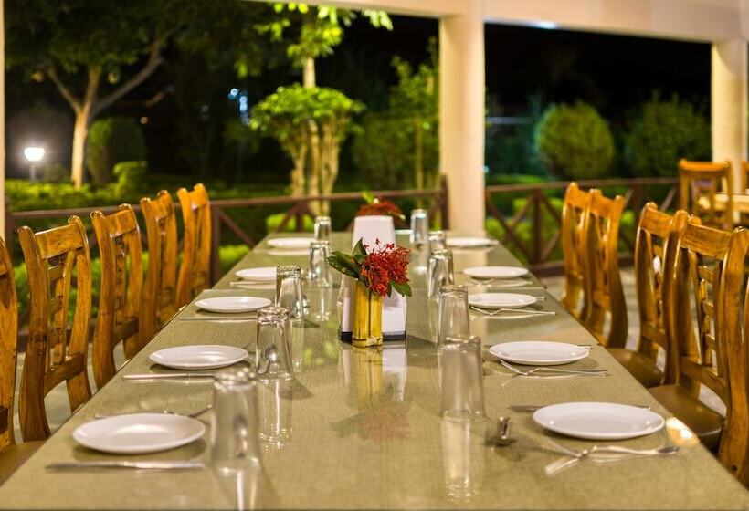 בית מלון כפרי Tusk And Roar Corbett Resort