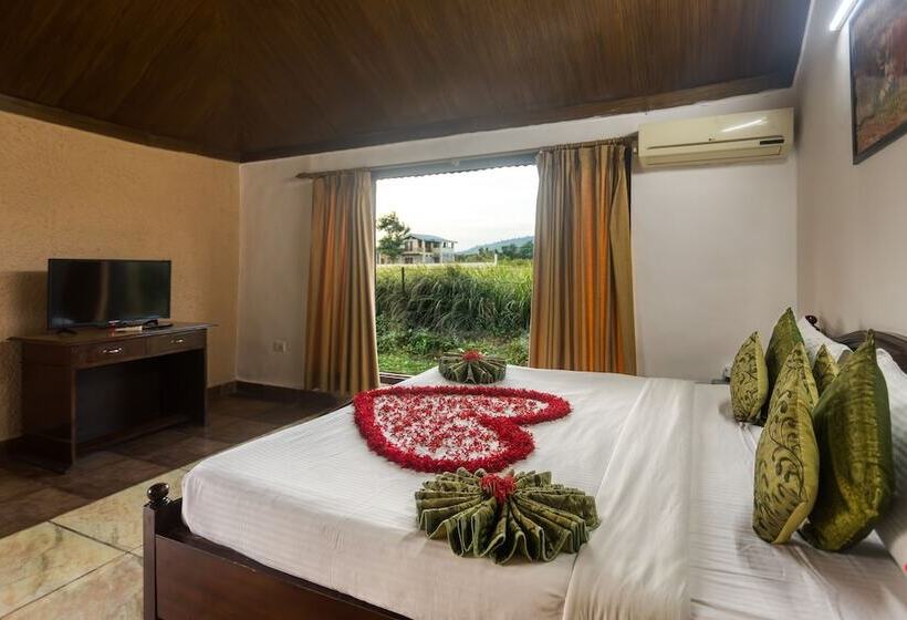 בית מלון כפרי Tusk And Roar Corbett Resort