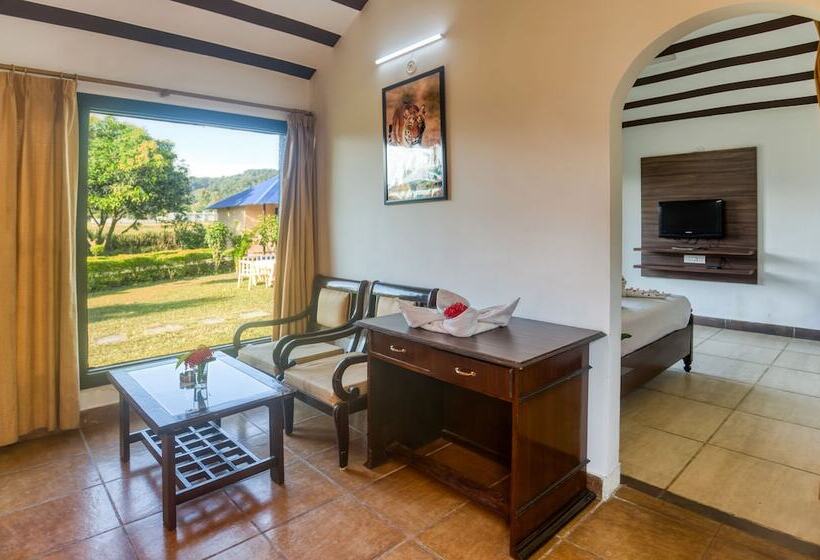 בית מלון כפרי Tusk And Roar Corbett Resort