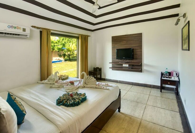 בית מלון כפרי Tusk And Roar Corbett Resort