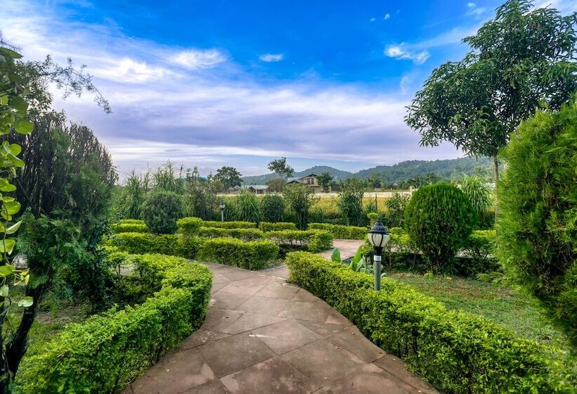 בית מלון כפרי Tusk And Roar Corbett Resort