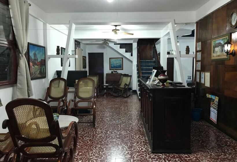 호스텔 El Portal 1610