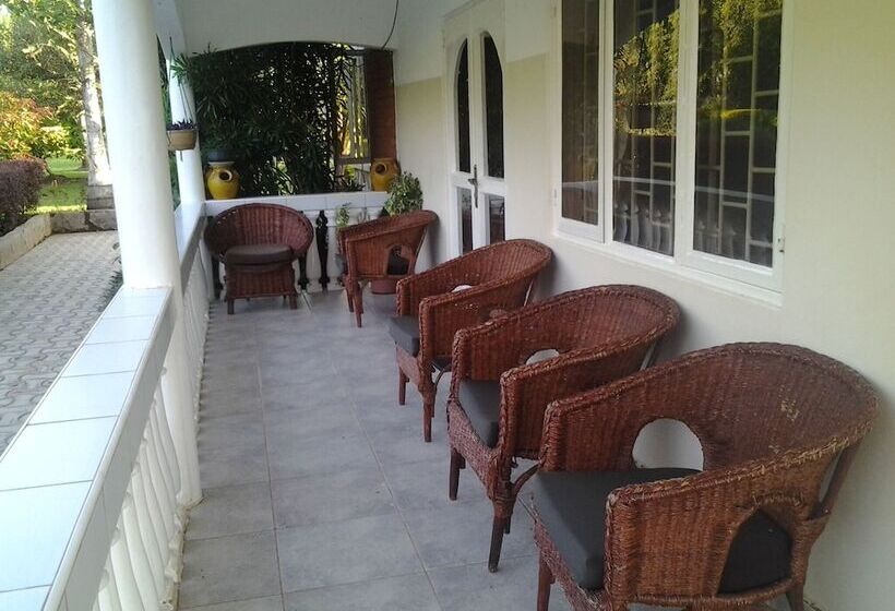 تختخواب و صبحانه Brownstone Country Home