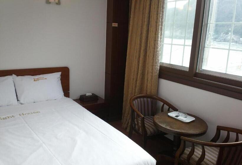Hotel Geoje Jangseungpo Lighthouse