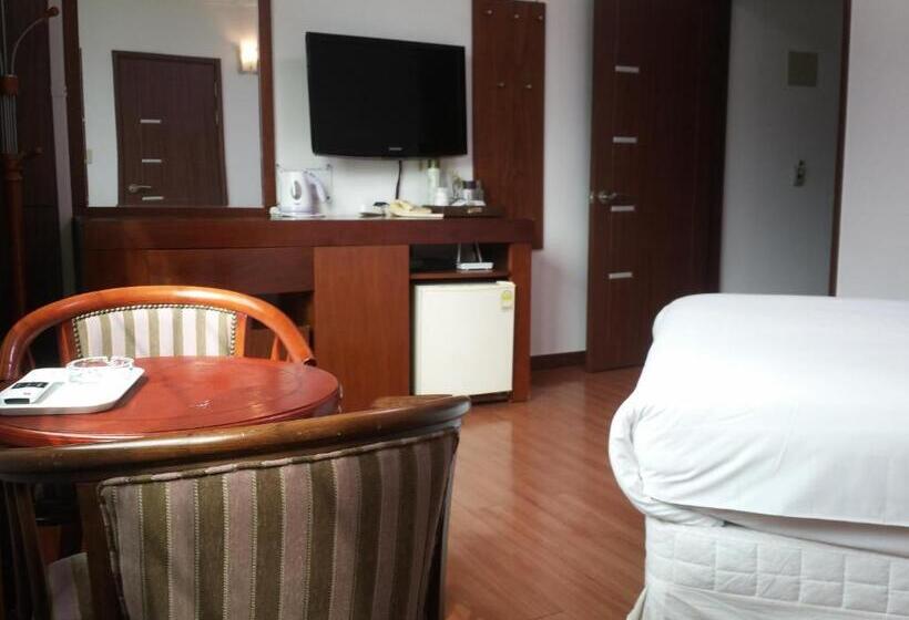 Hotel Geoje Jangseungpo Lighthouse