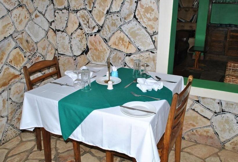 هتل Little Woods Inn