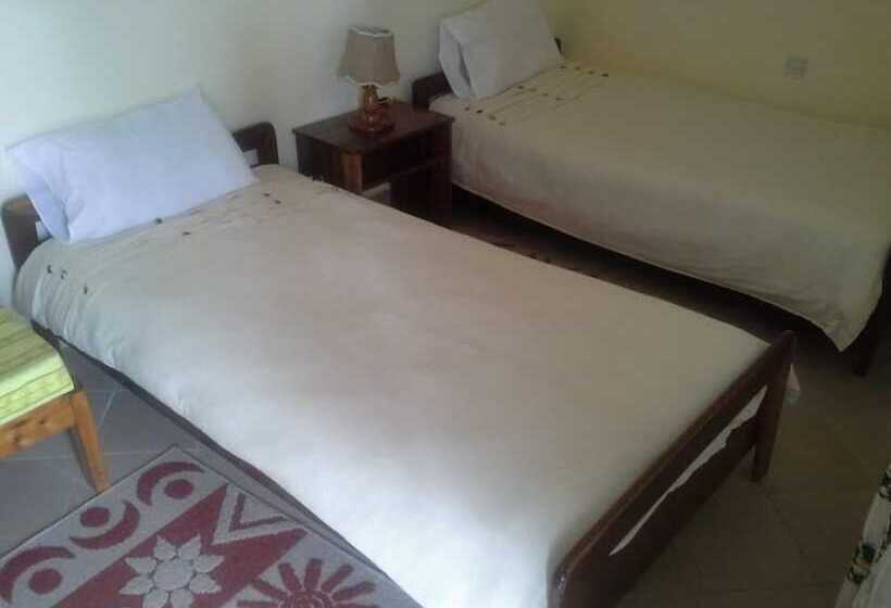 هتل Little Woods Inn