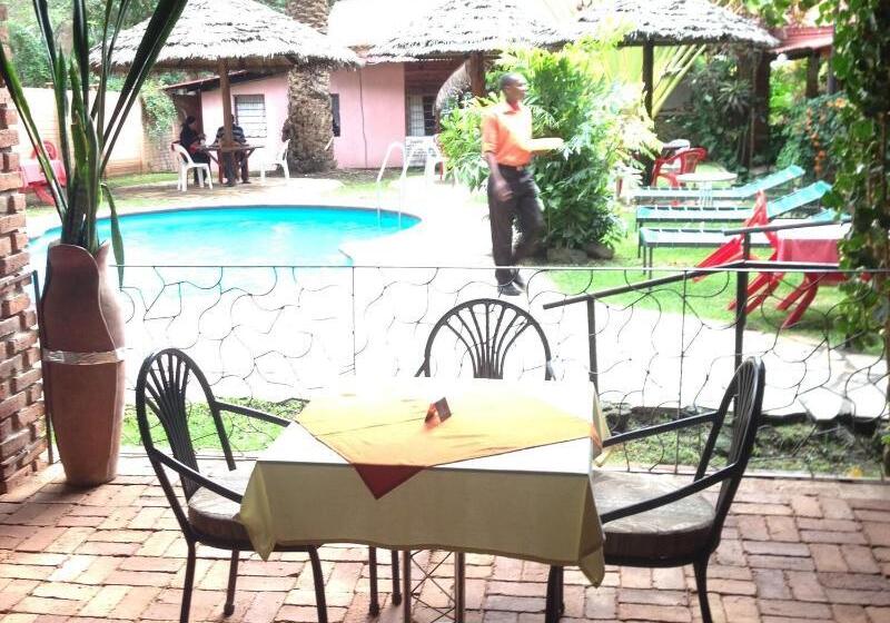 هتل Outpost Lodge