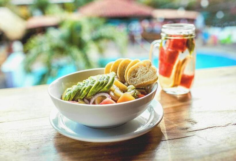 Отель Socialtel Maderas