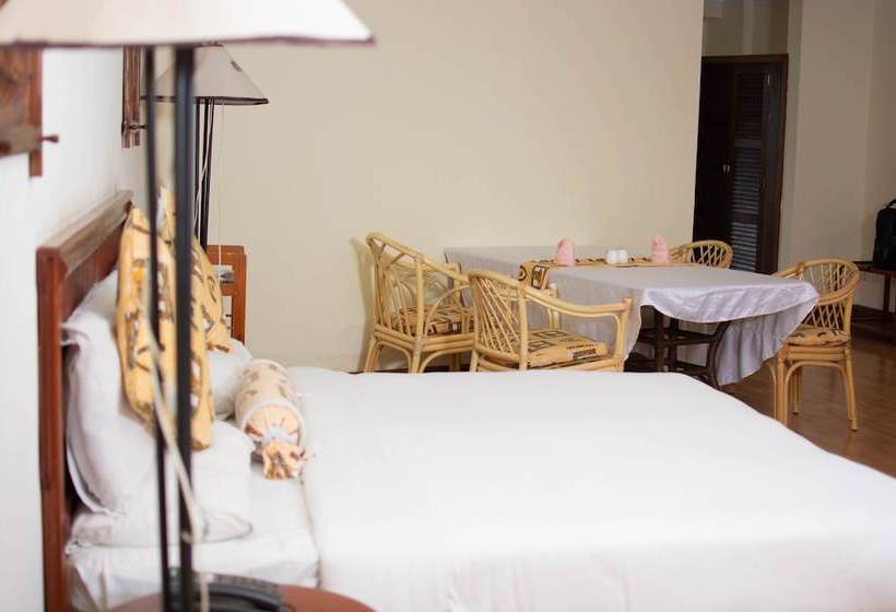 هتل Naura Springs