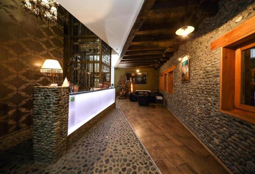 هتل çarshia E Jupave