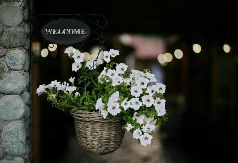 هتل çarshia E Jupave