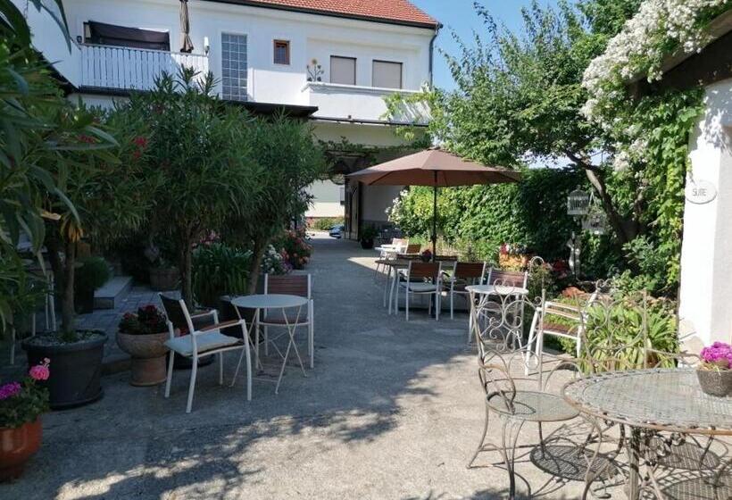 Отель Pension Amelie