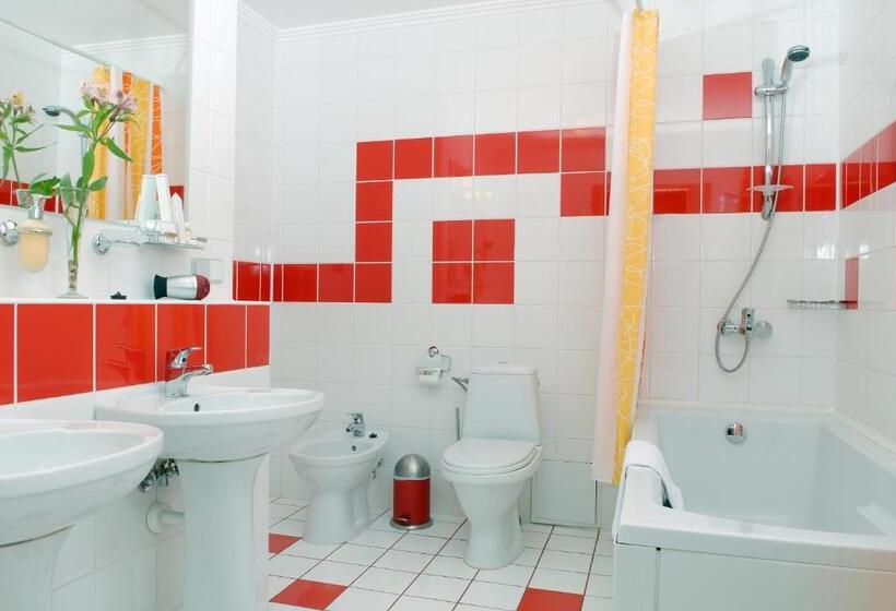 7 Days Hotel Kamyanets Podilskyi