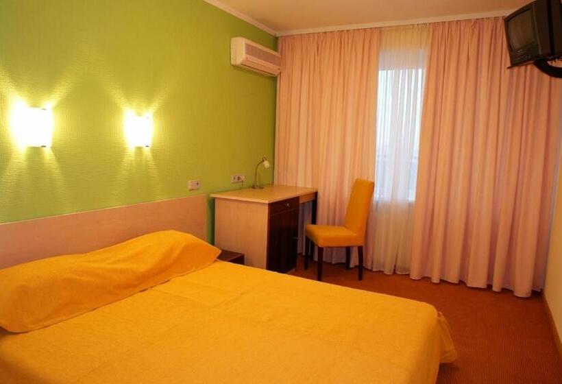 7 Days Hotel Kamyanets Podilskyi