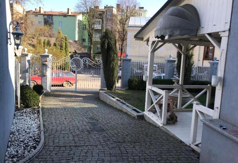 Pelican Guest House & Hostel