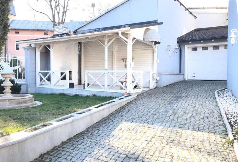 Pelican Guest House & Hostel