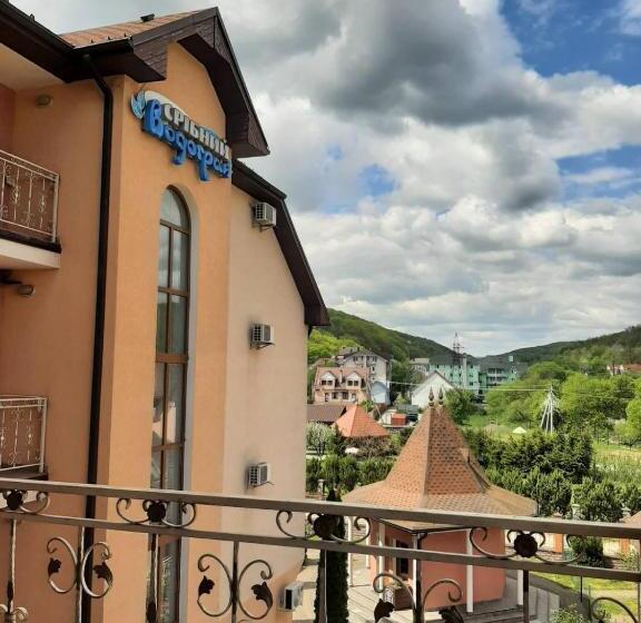 هتل срібний водограй