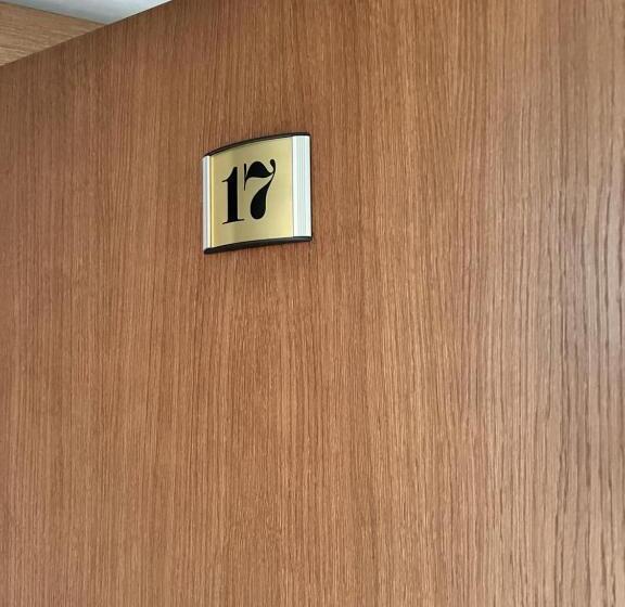 هتل Vedmezhyi Dvir