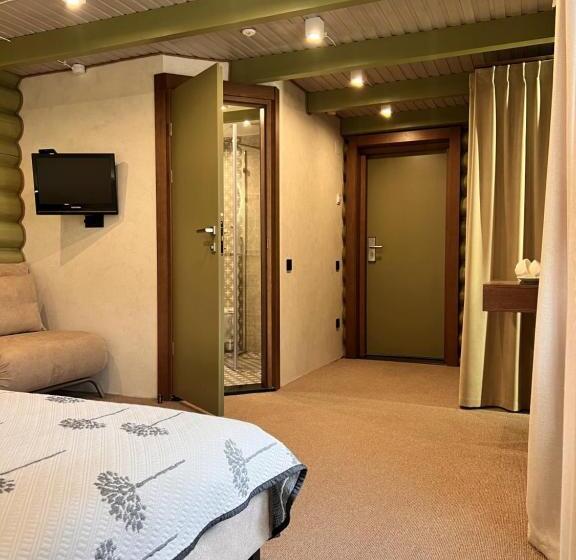 هتل Vedmezhyi Dvir