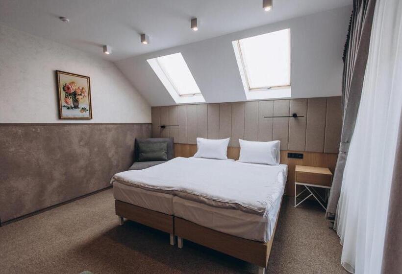 هتل Vedmezhyi Dvir