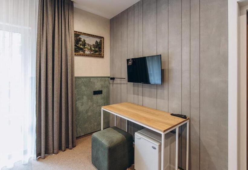 هتل Vedmezhyi Dvir