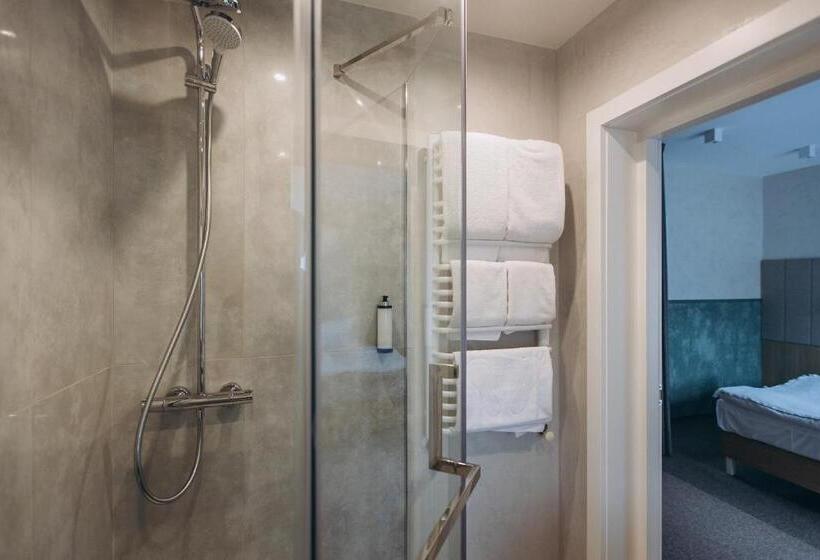 هتل Vedmezhyi Dvir