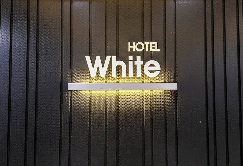 Hotel White