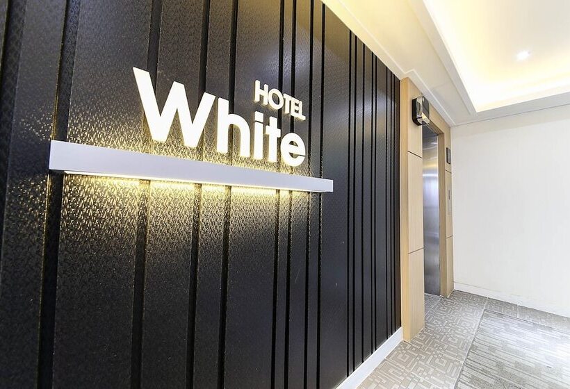 Hotel White