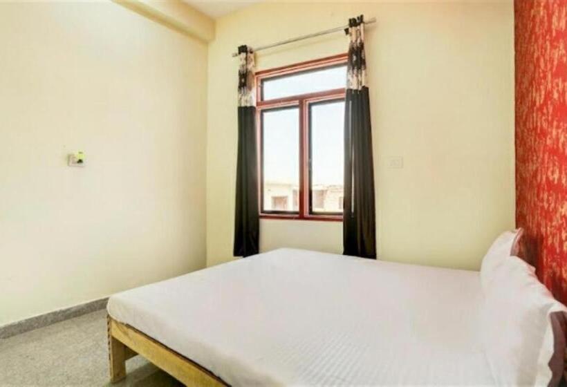 Goroomgo Hotel M J Agra Near Taj Mahal 950m