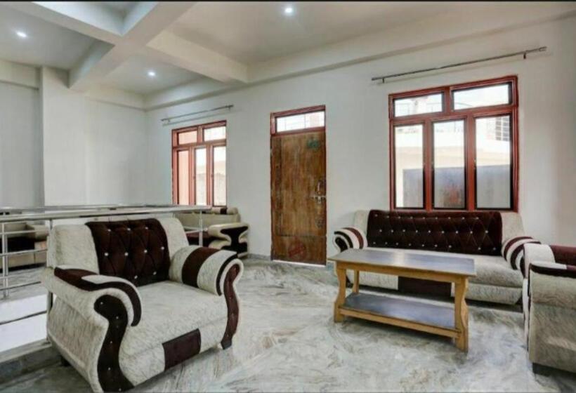 Goroomgo Hotel M J Agra Near Taj Mahal 950m