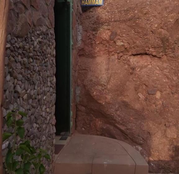 هاستل Hostal Salares