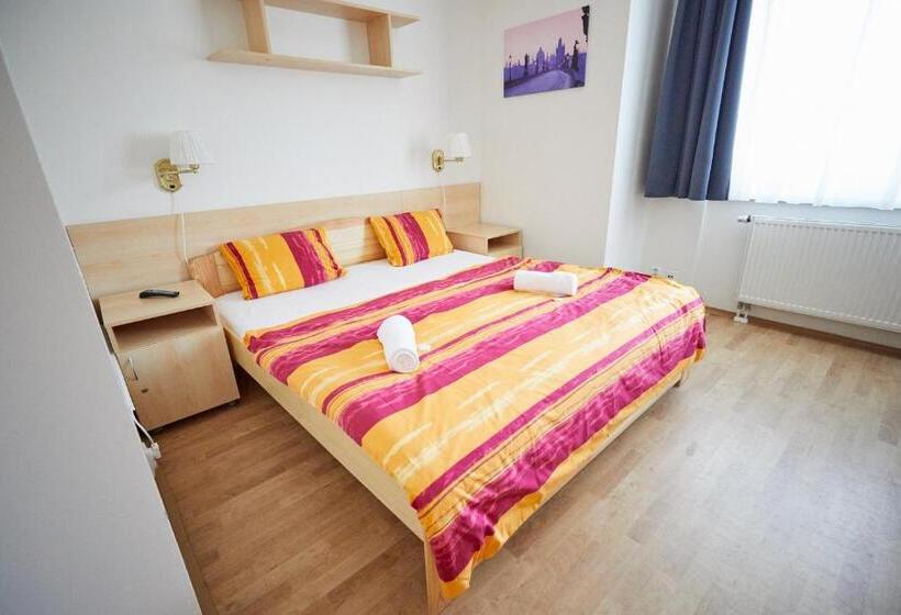 هاستل University