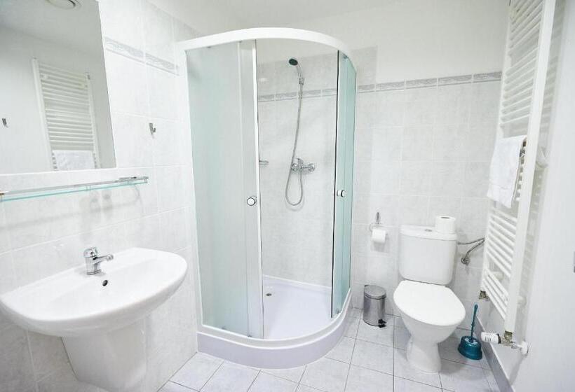 هاستل University