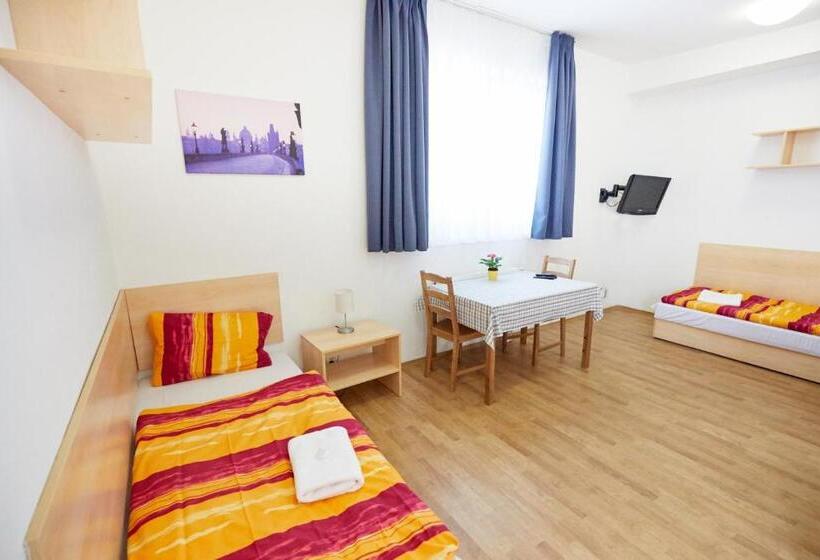 هاستل University