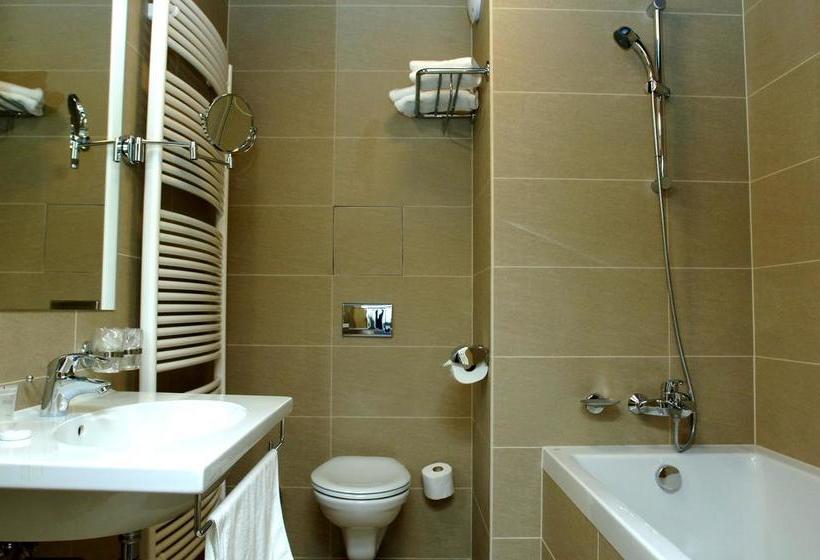 Ea Zámecký Hotel Sychrov