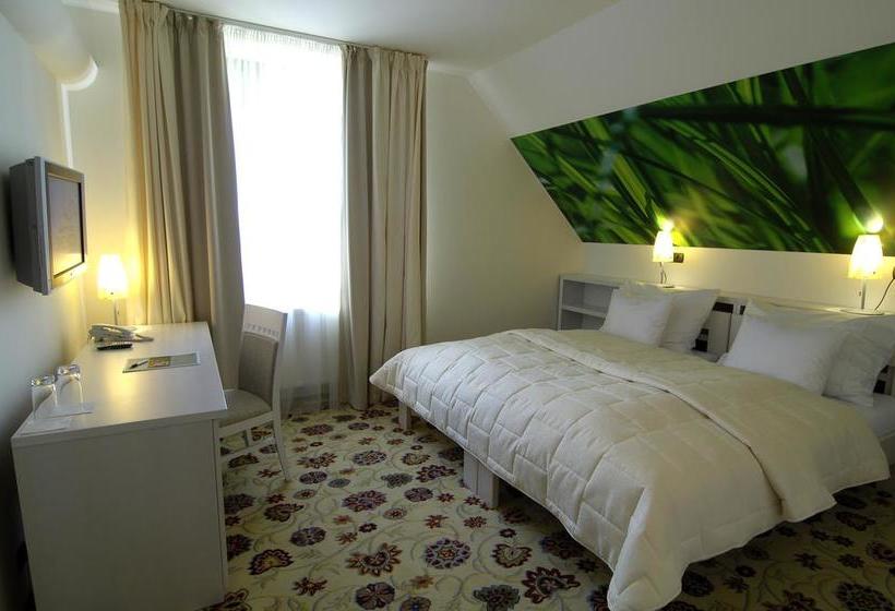 Ea Zámecký Hotel Sychrov