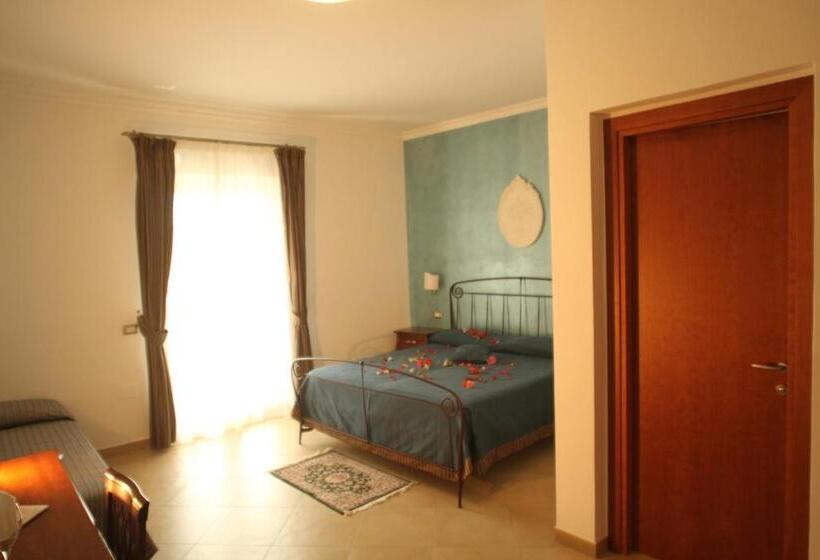 هتل Boutique Il Castellino Relais