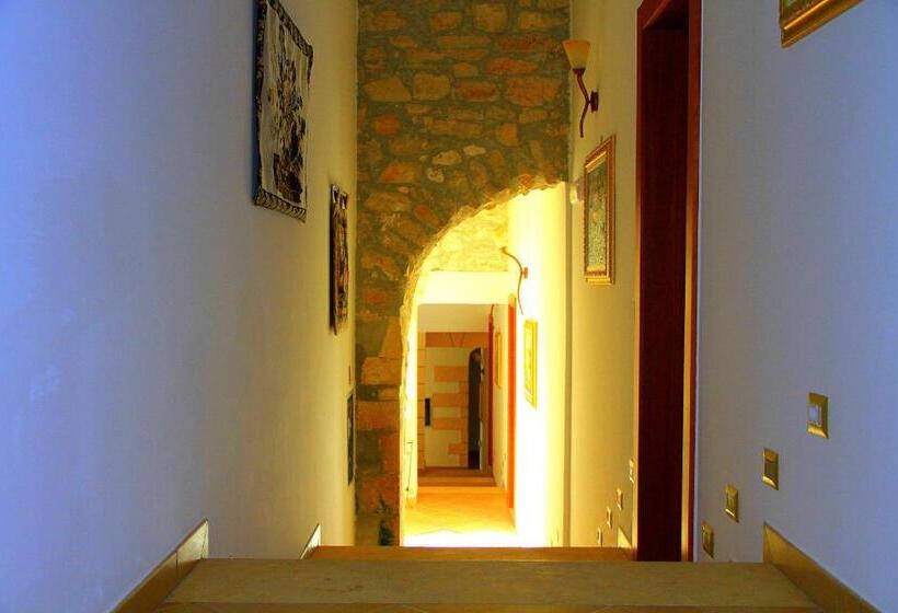 هتل Boutique Il Castellino Relais