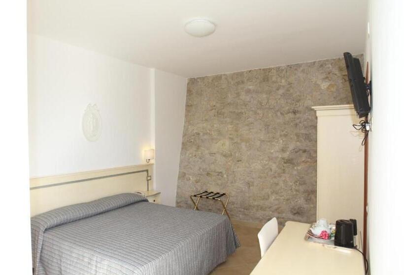 هتل Boutique Il Castellino Relais