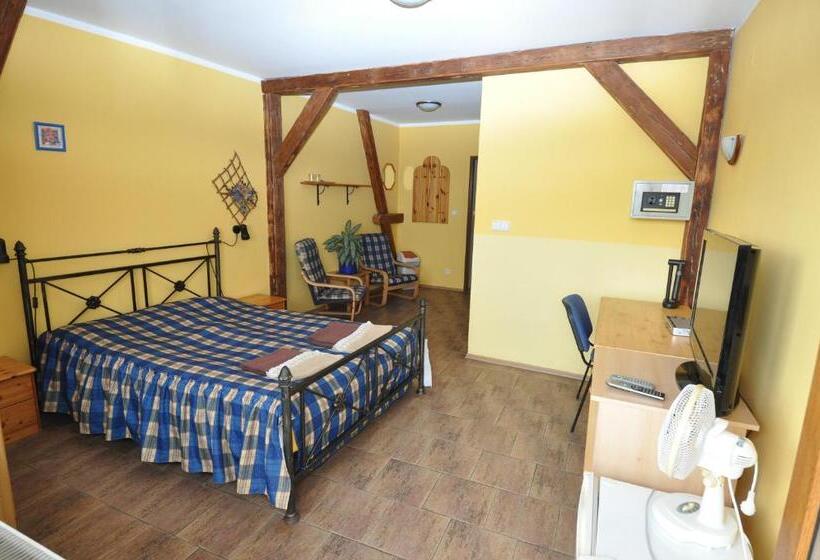 בית מלון כפרי Na Hradbách