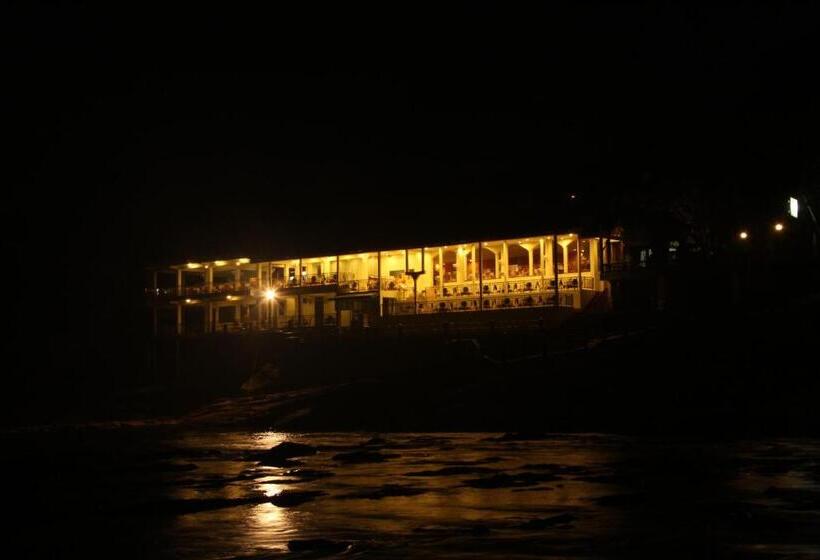 호텔 Pinnalanda   New Deal! Half Off Airport Pickups Available